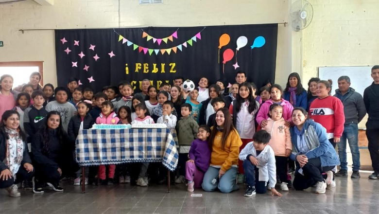 La escuela Rubén Darío de El Médano celebró su 113 aniversario con una jornada deportiva, chocolate y torta