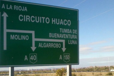 Siniestro Vial en Jáchal: Un automovilista perdió el control de su movilidad y chocó con un poste en Huaco
