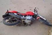 Un motociclista resultó ileso tras una fuerte caída en calle Patricio López del Campo, en Otra Banda